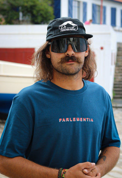 Casquette trucker ou bob usé : l’accessoire phare du surfeur ? 🧢